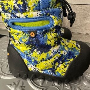 Bogs Kids' Bmoc Black and Blue Patterned Snow Boots 8 toddler